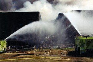 Gli idranti a lavoro per spegnere l’incendio divampato dopo l’impatto con l’aereo dirottato