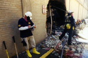 Gli uomini dell’Fbi fanno la prima conta dei danni poco dopo l’attentato