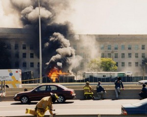 Le fiamme avvolgono una parte del Pentagono
