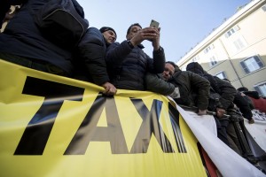 Anche i tassisti protestano, perché la direttiva a loro avviso favorirebbe Uber